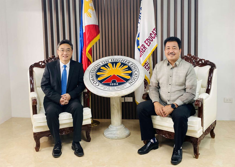 Secretary General Shi Zhongjun Meets Chairman of Commission on Higher Education of the Philippines